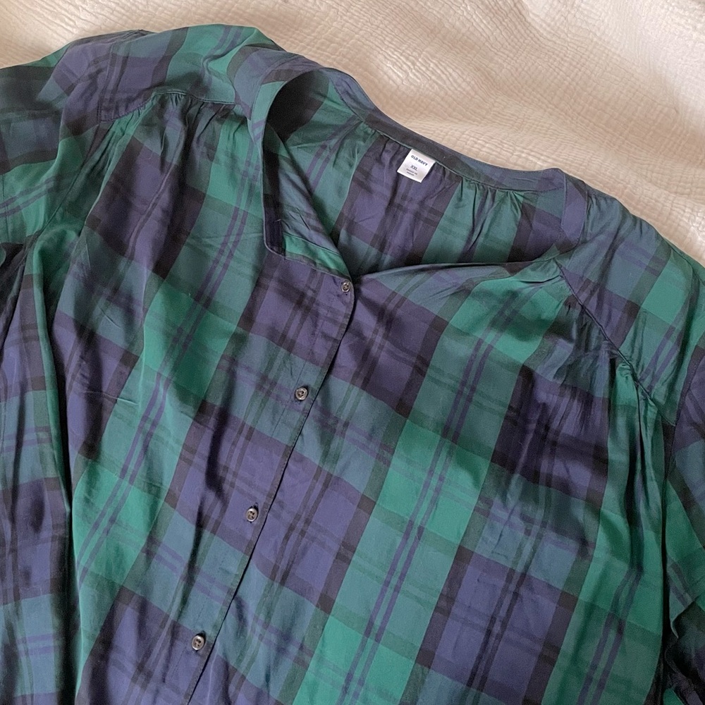 Collarless plaid button down shortsleeved top